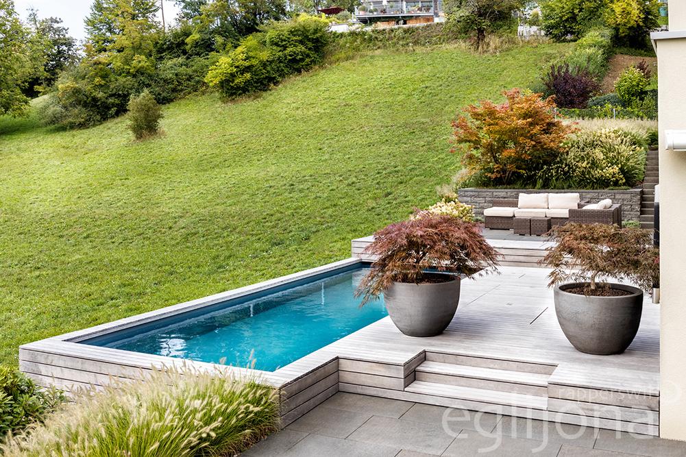 Der Living Pool ergänzt den Familiengarten auf elegante Weise.